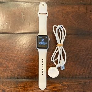 Apple Watch Series 3 Silver Aluminum Case GPS, 38mm White Sport Band